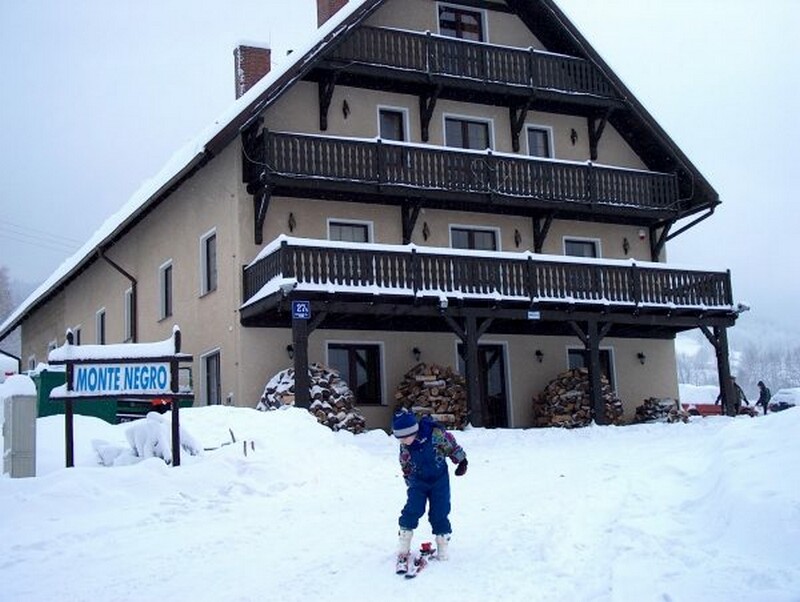 Delikatne zbocze przed pensjonatem Monte Negro