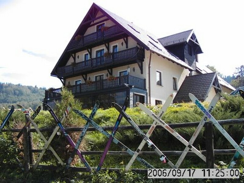 Widok z drogi na pensjonat Monte Negro